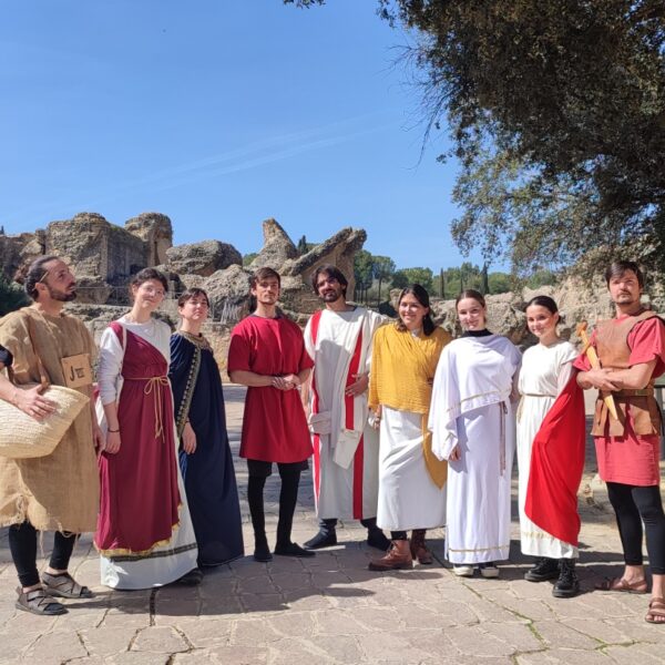 Grupo en excursión educativa en Itálica con trajes romanos y actividades culturales