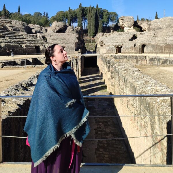 Participante en excursión educativa en Itálica durante la visita al anfiteatro romano de Sevilla
