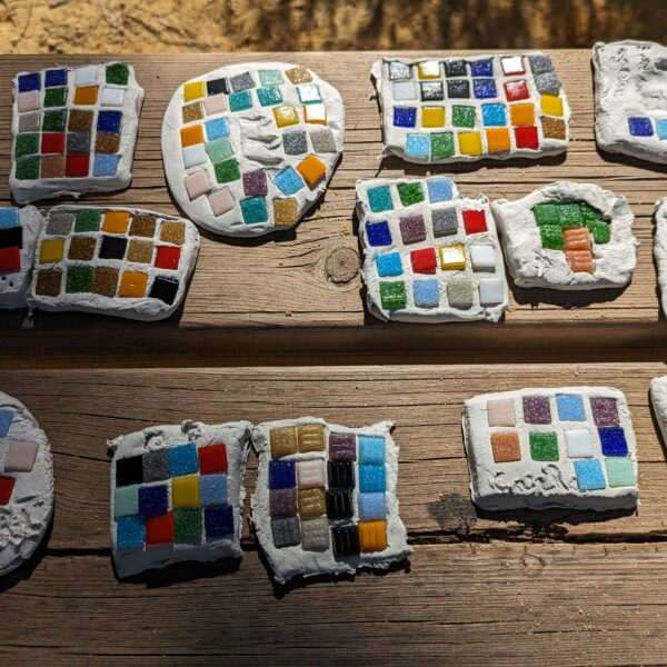 Taller de mosaicos en excursión educativa a Itálica para estudiantes