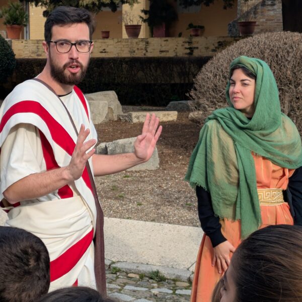 Excursión educativa en Itálica con teatralización de personajes romanos para estudiantes