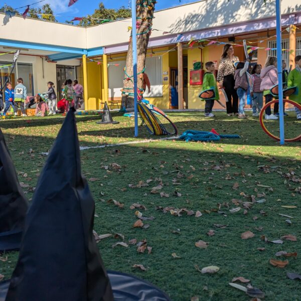 Niños y niñas de Educación Infantil participan en juegos al aire libre con disfraces y pruebas del taller “Malvados de Cuentos”.